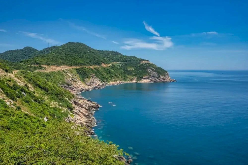 Eo Gio reveals Cham Island’s wild beauty where mountains meet the sea